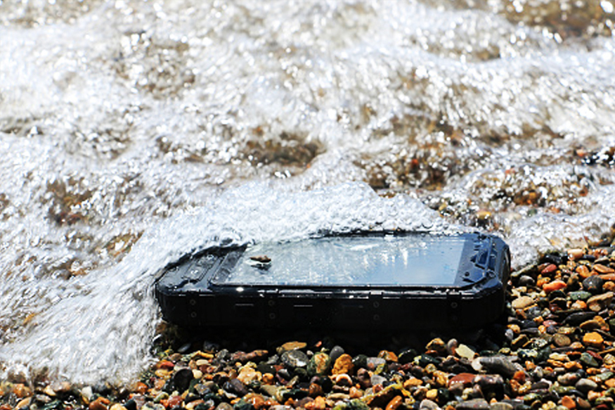  इसके अलावा स्मार्टफोन पानी या रंग में भीग जाने की स्थिति में कुछ देर के लिए धूप में रख कर सुखाया जा सकता है.