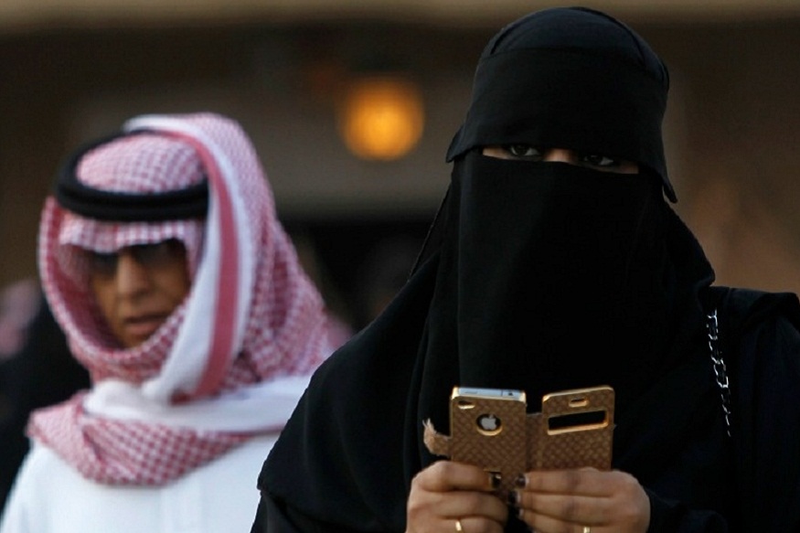  अपने जीवनसाथी के मोबाइल फोन में तांक-झांक करने वाले लोगों को दंडित करने की दिशा में सऊदी अरब ने एक बड़ा कदम उठाया है. सऊदी अरब ने घोषणा की है कि उसने एक नया कानून लागू किया है, जिसमें अगर कोई पति या पत्नी अपने जीवनसाथी के मोबाइल की जासूसी करेगा या करवाएगा तो उसे भारी जुर्माने के साथ जेल जाना पड़ेगा. सऊदी अरब की यह पहल क्राउन प्रिंस की उन कोशिशों का हिस्सा है, जिसमें उनके विजन 2030 प्लान के तहत देश को आर्थिक और सामाजिक रूप से आधुनिक बनाने की कोशिश की जा रही है...