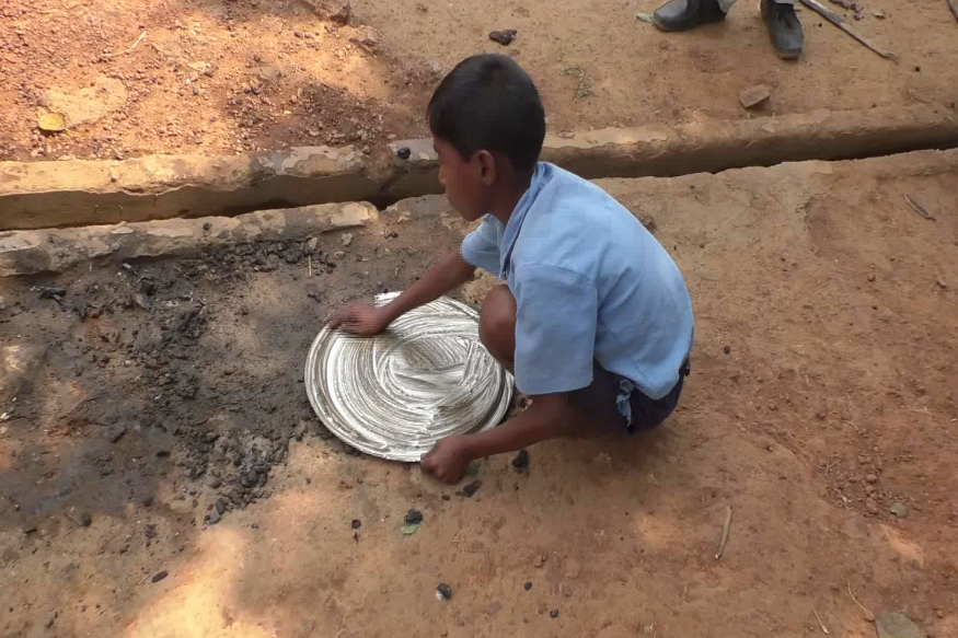 स्कूल में पढ़ाई नहीं बरतन धोने जाते है बच्चे!, Students forced to clean  utensils in school due to strike of cooks – News18 हिंदी