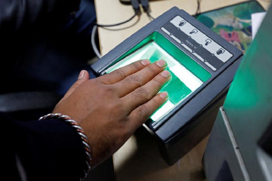  वर्चुअल आईडी को आप UIDAI की वेबसाइट, किसी आधार इनरॉलमेंट सेंटर या m-Aadhar App से जेनरेट कर सकते हैं. वर्चुअल आईडी जेनरेट करने के लिए आपके पास आधार नंबर से जुड़ा मोबाइल नंबर होना चाहिए.