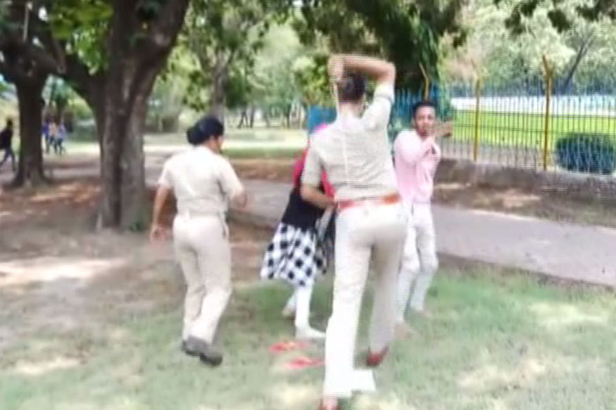 हिंदी न्यूज़ - VIDEO: वीडियो में देखे कैसे पुलिस ने प्रेमी जोड़ों पर  कार्रवाई की- Police Beaten Couple|jamshedpur Videos in Hindi - हिंदी  वीडियो, लेटेस्ट-ब्रेकिंग ...