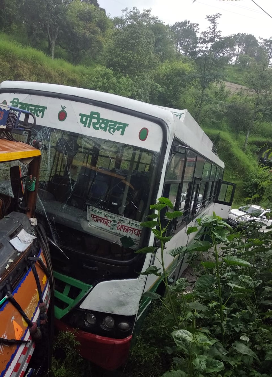  हिमाचल प्रदेश के हमीरपुर जिले में हिमाचल पथ परिवहन निगम की बस और ट्रक में टक्कर हो गई है. हादसे में 12 यात्री घायल हैं. 