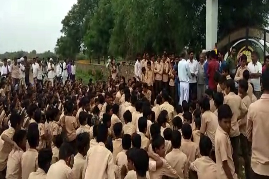 अध्यापकों के स्कूल नहीं आने विरोध में ग्रामीणों और छात्रों ने किया प्रदर्शन