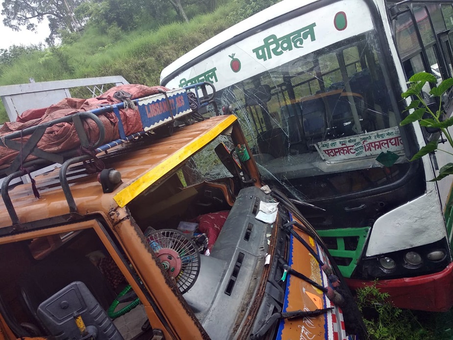  हादसे में घायल हुए लोगों का इलाज हमीरपुर के भोटा अस्पताल में चल रहा है. दो महिलाओं की हालत गंभीर बनी हुई है.