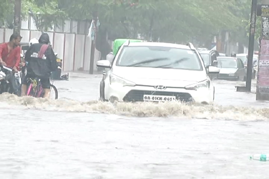  बारिश के कारण राजधानी के कई इलाकों में पानी जमा हो गया है. गांधी मैदान,कंकड़बाग,स्टेशन रोड,राजेंद्र नगर समेत कई इलाकों में सड़कों पर पानी जमा हो गया है. जलजमाव की वजह से यात्रियों को भारी फजीहत का सामना करना पड़ रहा है.