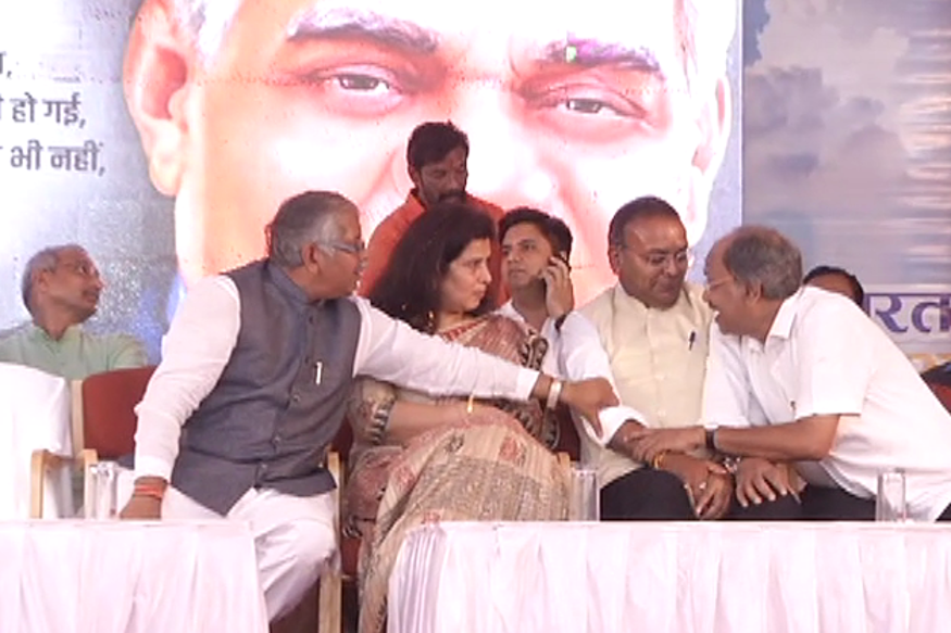 अटल जी श्रद्धांजलि सभा में मंत्रियों ने लगाए ठहाके, वीडियो वायरल अटल जी श्रद्धांजलि सभा में मंत्रियों ने लगाए ठहाके, वीडियो वायरल