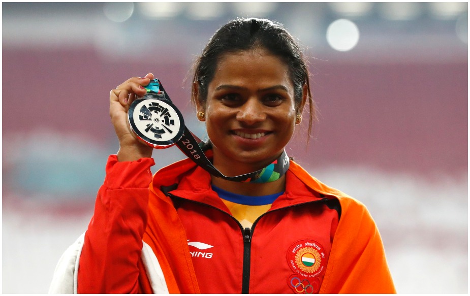  भारतीय महिला एथलीट दुती चंद ने 18वें एशियाई खेलों के आठवें दिन 100 मीटर रेस में रजत पदक जीत लिया. 22 साल की दुती ने फाइनल में 11.32 सेकेंड के समय लेकर दूसरा स्थान हासिल किया. बहरीन की इडिडोंग ओडियोंग ने 11.30 सेकेंड के समय के साथ स्वर्ण पदक जीता. चीन की वेंगली योई ने 11.33 सेकेंड के साथ कांसा अपने नाम किया. दुती ने सेमीफाइनल में 11.43 सेकेंड के समय लेकर तीसरा स्थान हासिल किया और फाइनल के लिए क्वालीफाई किया था. दुती और स्वर्ण जीतने वाली ओडियोंग के बीच केवल 0.02 सेकंड के समय का अंतर था.