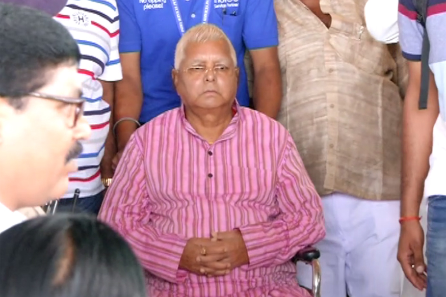 सरेंडर करने पटना से रांची पहुंचे लालू प्रसाद, गुरुवार को CBI कोर्ट में होंगे हाजिर