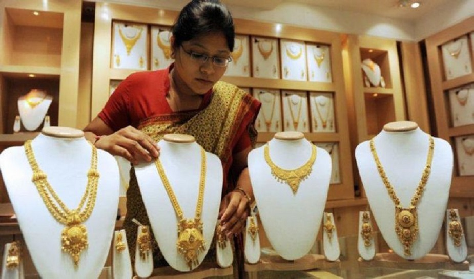  गोल्ड रिजर्व के मामले में भारत का नंबर 10वां है. भारत की ऑफिशियल गोल्ड होल्डिंग 561.9 टन है.वहीं, विदेशी मुद्रा भंडार में सोने का हिस्सा 5 फीसदी है.