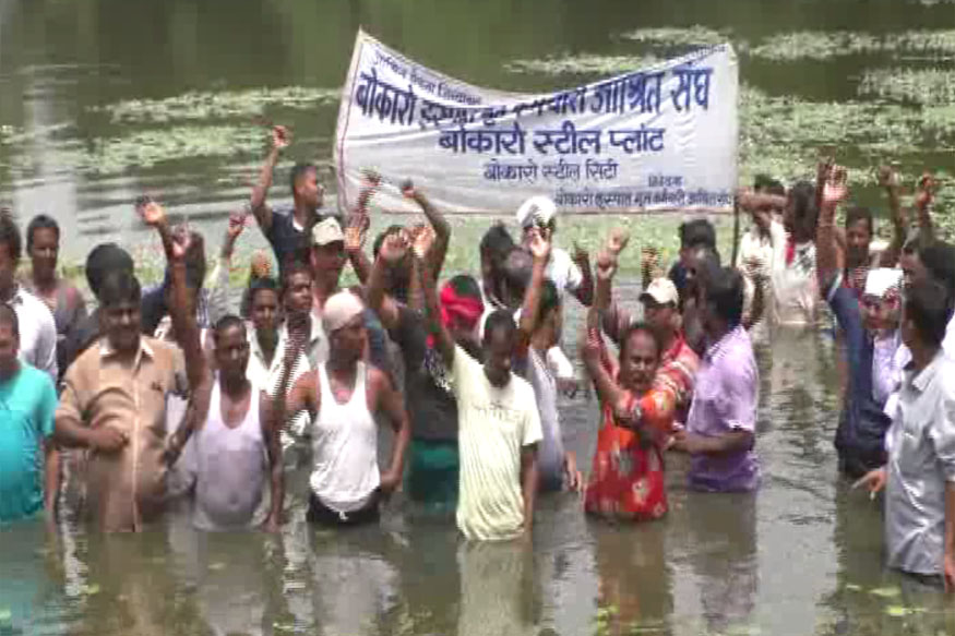 VIDEO: BSL के खिलाफ आश्रितों का अनिश्चितकालीन जल सत्याग्रह शुरू