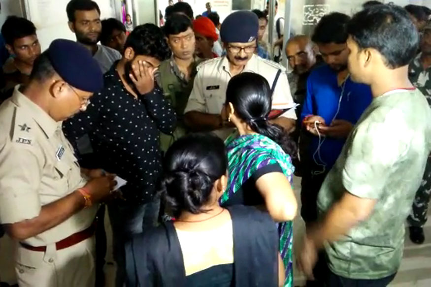 घर में घुसकर बदमाशों ने बीजेपी नेता और उसकी बेटी को गोलियों से भूना