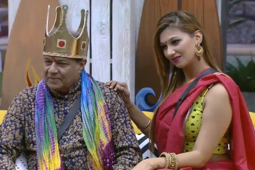 #BB 12 : अनूप जलोटा ने कहा- घाघरा-चोली में नहीं होती स्वीमिंग, लड़कियों के लिए गाया सनी लियोनी का गाना