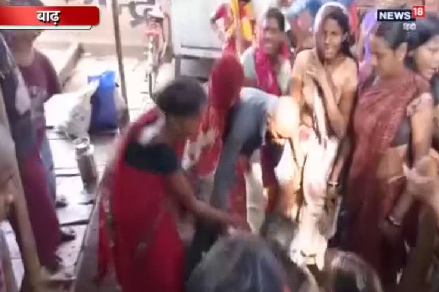 VIDEO: बाढ़ में नहाने के दौरान गंगा में डूबा बच्चा