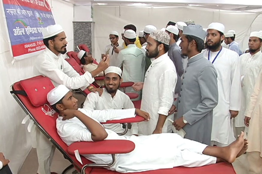 मदरसा नदवतुल उलूम के 200 छात्रों ने देश के जवानों के लिए किया रक्तदान