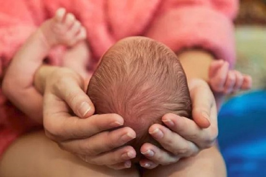 अस्पताल ने गर्भवती महिला को एडमिट करने से किया इनकार, लोकल ट्रेन में हुई डिलेवरी