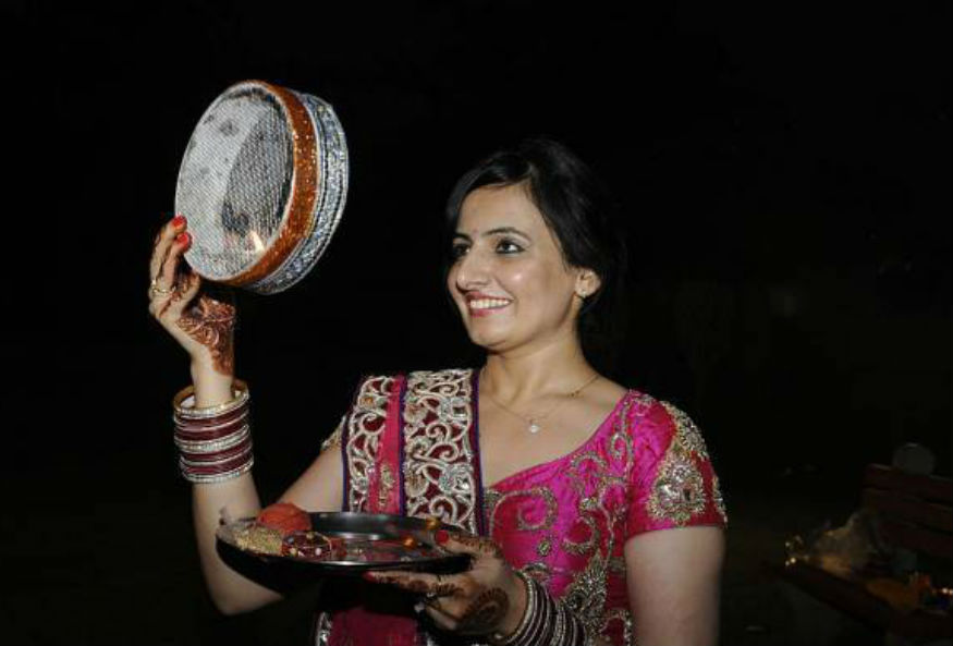 Karwa Chauth 2018: करवाचौथ पर करें इन मंत्रों का जाप, अखंड रहेगा सुहाग बढ़ेगा पति-पत्नी के बीच प्यार