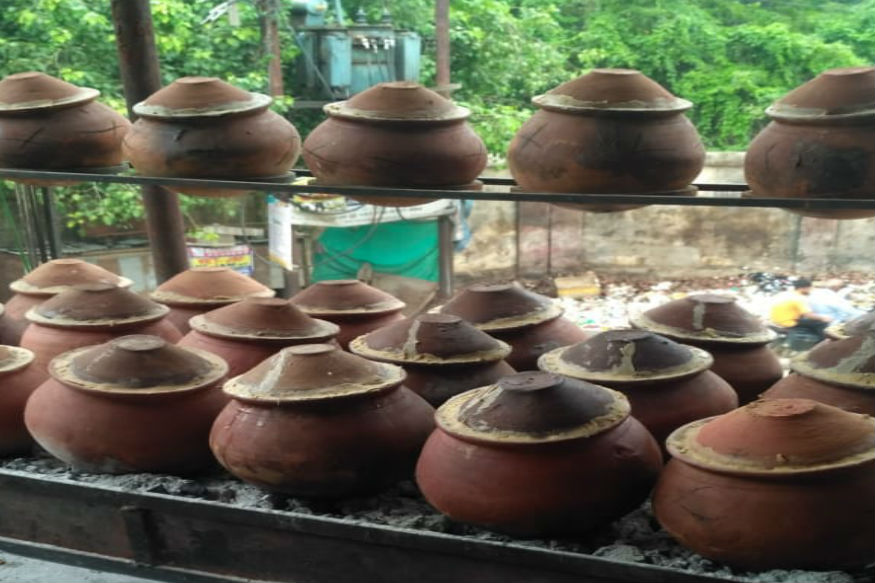 Street Food ज़ायकाः आफताब और राजेश हज़ारों साल पुराने तरीके से मिट्टी के बर्तन में पकाते हैं 'अहुना मटन'