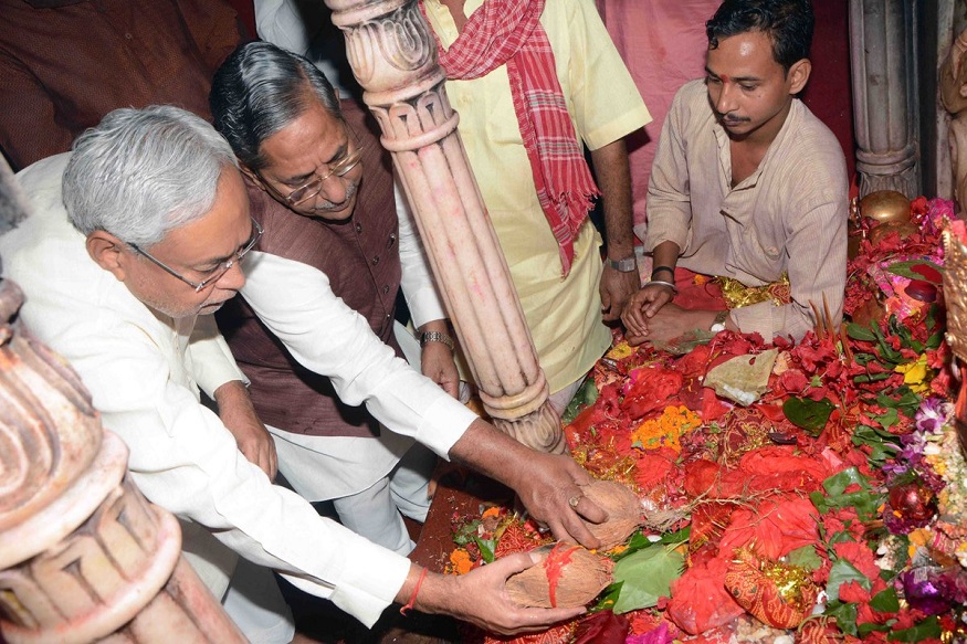 महाअष्टमी पर CM नीतीश ने लिया पटनदेवी का आशीर्वाद, बिहारवासियों को दी शुभकामनाएं