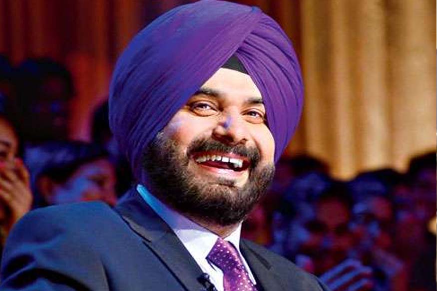 सिद्धू ने फिर दिखाया PAK प्रेम, कहा- बाजवा को झप्पी के साथ देनी चाहिए थी पप्पी