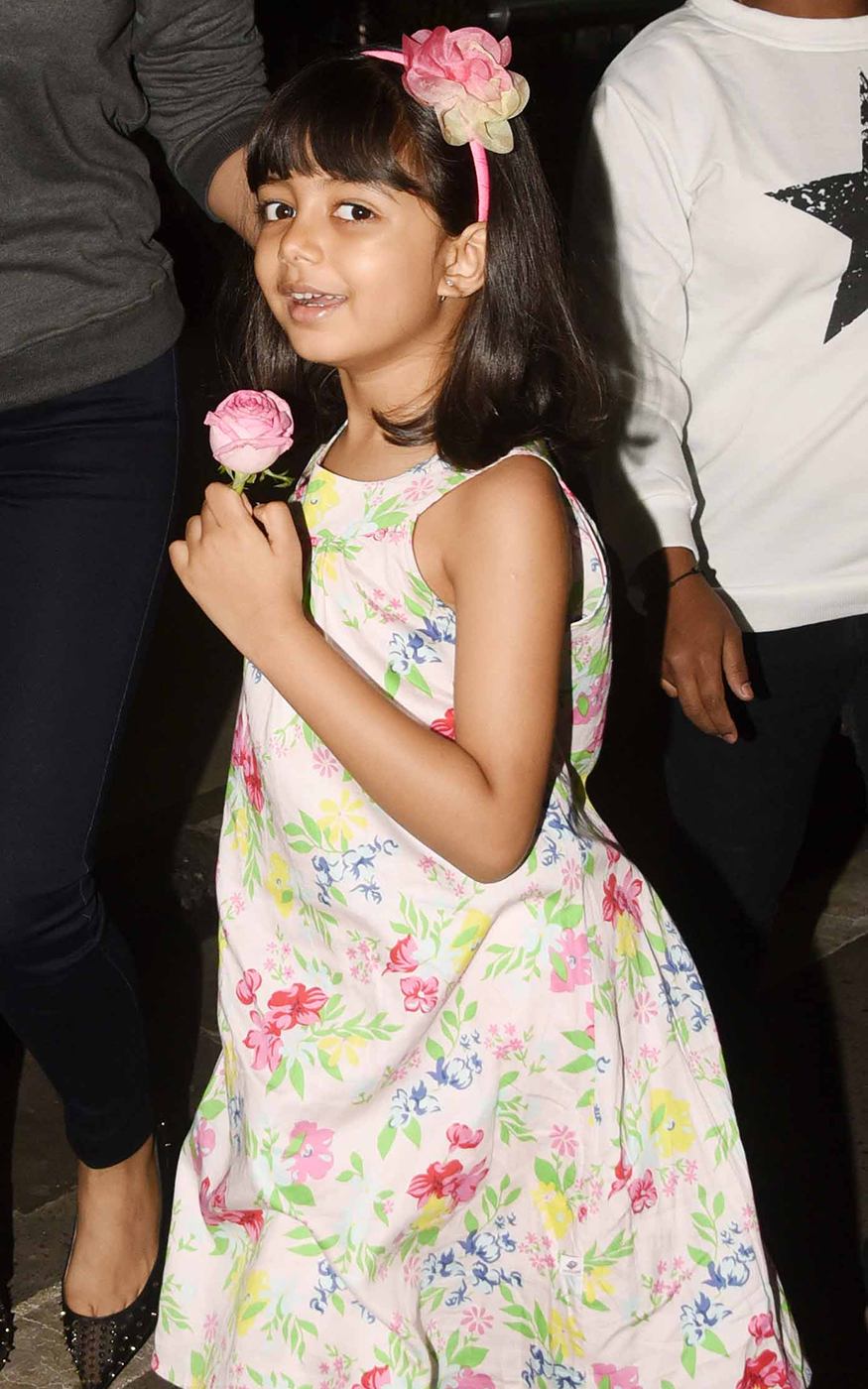 Aish's Lock Screen wallpaper of Baby Aaradhya's photo on it💕 Awww🥰 , Aish  was off to Hyderabad for Ponniyin Selvan Promotions.. s... | Instagram