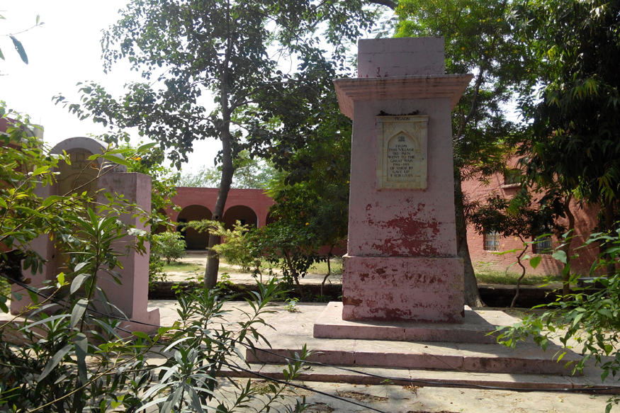 इन्हीं में से एक इस गांव के राम स्वरूप भी थे. उनका 1967 में देहांत हो गया था. उस वक्त 20 रुपये प्रति माह की पेंशन मिलती थी. उन्हें यूनाइटेड किंगडम अभियान पदक मिला था. उनके परिवार वालों ने इसे संभाल रखा है. इसमें उनका नाम भी लिखा हुआ है. इन्हीं में से एक इस गांव के राम स्वरूप भी थे. उनका 1967 में देहांत हो गया था. उस वक्त 20 रुपये प्रति माह की पेंशन मिलती थी. उन्हें यूनाइटेड किंगडम अभियान पदक मिला था. उनके परिवार वालों ने इसे संभाल रखा है. इसमें उनका नाम भी लिखा हुआ है.