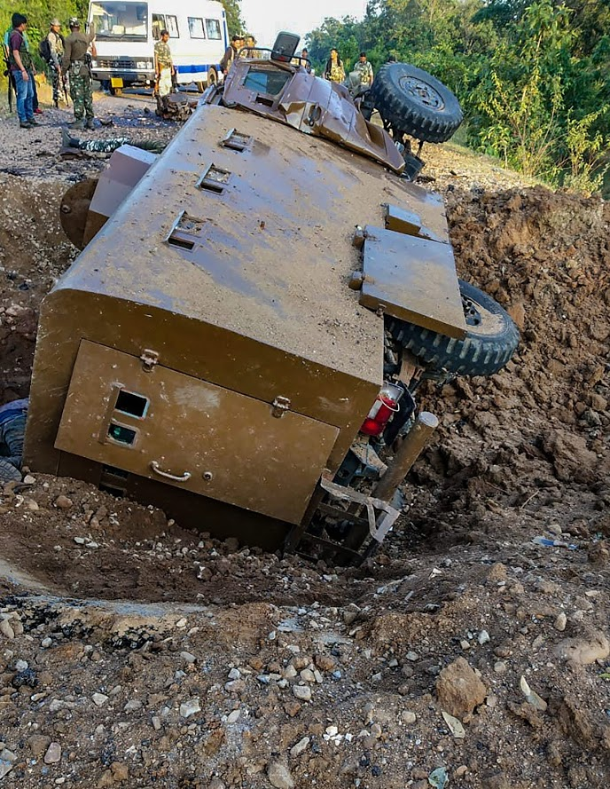  27 अक्टूबर को नक्सलियों ने बीजापुर में CRPF के जवानों को निशाना बनाया था. इस हमले में 4 जवान शहीद हुए थे. ये सभी गश्त पर थे, तभी नक्सलियों ने बारूदी सुरंग में विस्फोट कर दिया था.
