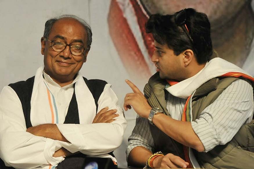 राहुल गांधी के सामने ही भिड़ गए ज्योतिरादित्य और दिग्विजय सिंह, जमकर हुई तू-तू मैं-मैं राहुल गांधी के सामने ही भिड़ गए ज्योतिरादित्य और दिग्विजय सिंह, जमकर हुई तू-तू मैं-मैं