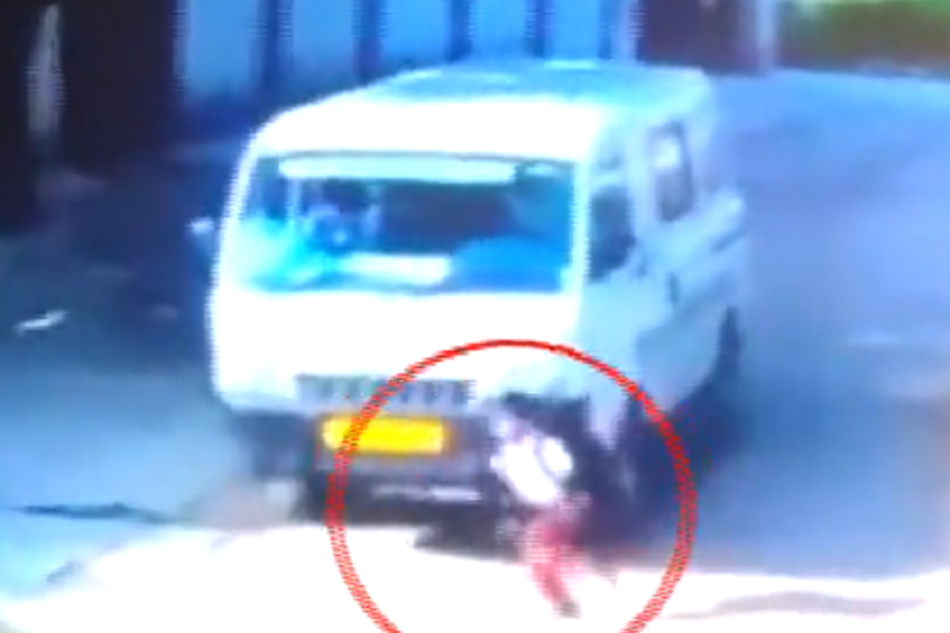 VIRAL VIDEO: स्कूल वैन से उतरकर जैसे ही दौड़ा बच्चा, वैन ने कुचल दिया