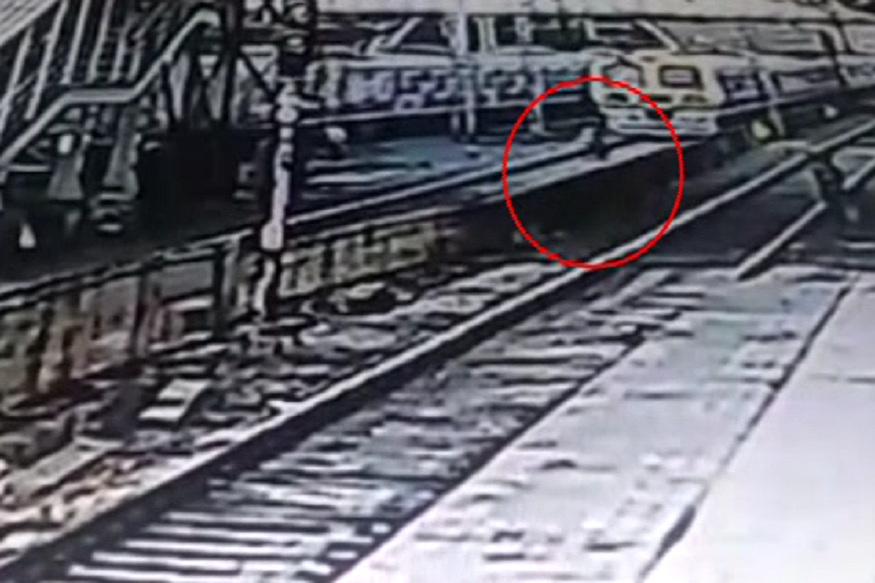 VIDEO : खुदकुशी कर रही मां को बचाने गई बेटी, दोनों आए ट्रेन की चपेट में