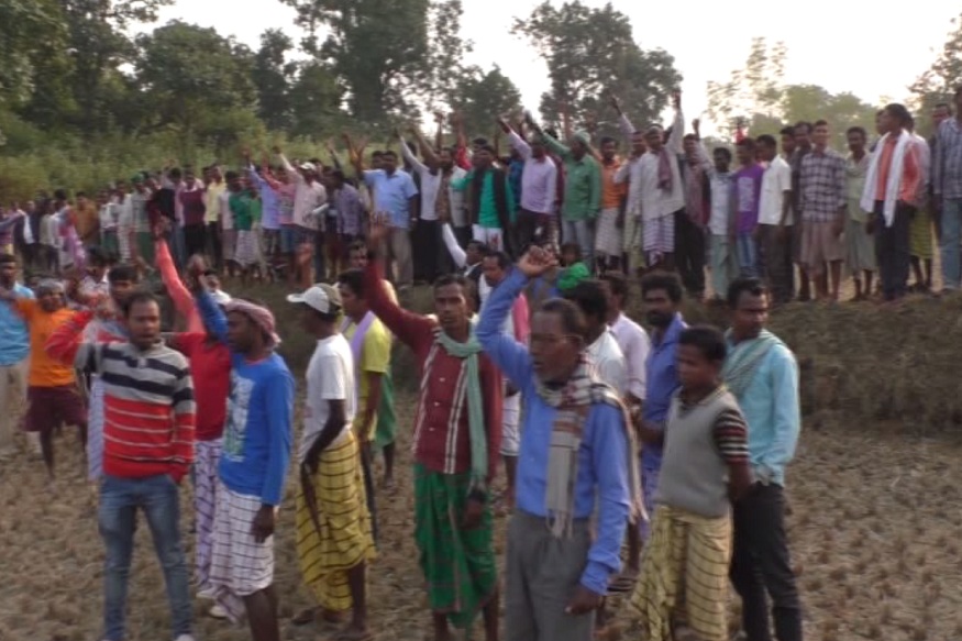 घाटशिला: डैम निर्माण को लेकर ग्रामीणों का विरोध, कहा- गांव डूबने का है डर घाटशिला: डैम निर्माण को लेकर ग्रामीणों का विरोध, कहा- गांव डूबने का है डर