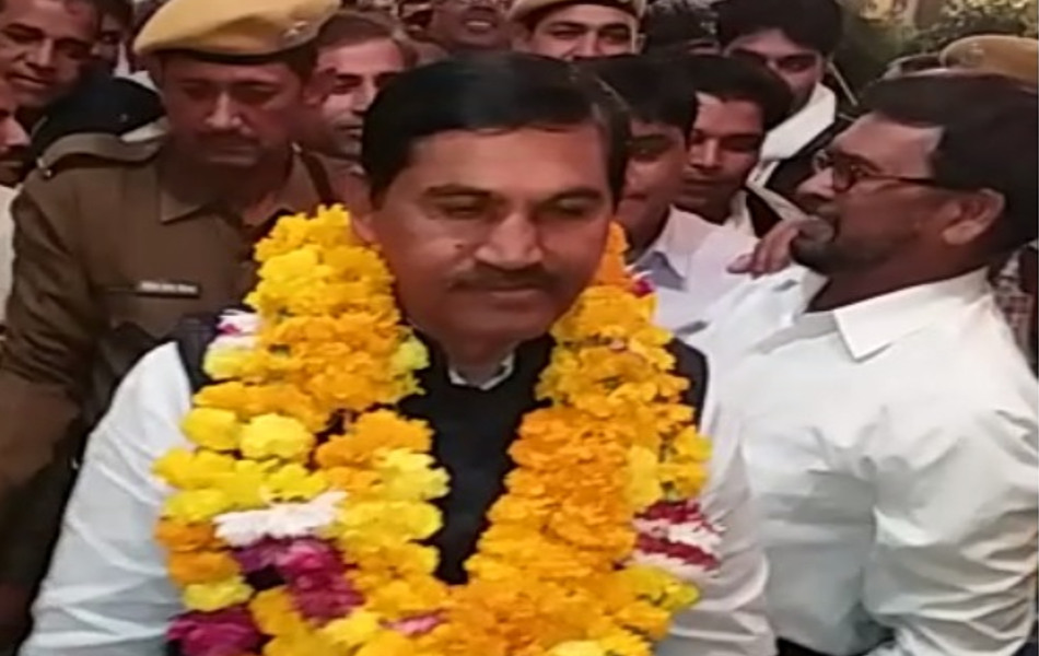  सपोटरा (करौली) विधायक रमेश मीणा : मंडरायल के नया गांव निवासी रमेश मीणा 2008 में सपोटरा से बसपा के टिकिट पर जीते थे. वर्ष 2008 में पूर्ववर्ती गहलोत सरकार को समर्थन देकर संसदीय सचिव बने. उसके बाद कांग्रेस में शामिल हो गए. 2013 में मोदी लहर के बाद भी सपोटरा में कांग्रेस का परचम लहराया तो पार्टी ने मीणा को उपनेता प्रतिपक्ष का ओहदा दिया. लगातार तीसरी बार विधायक बने हैं.