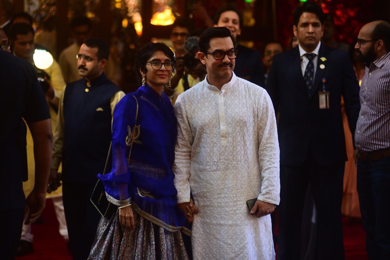  आमिर खान पत्नी किरण राव के साथ ईशा अंबानी की शादी में शामिल हुए