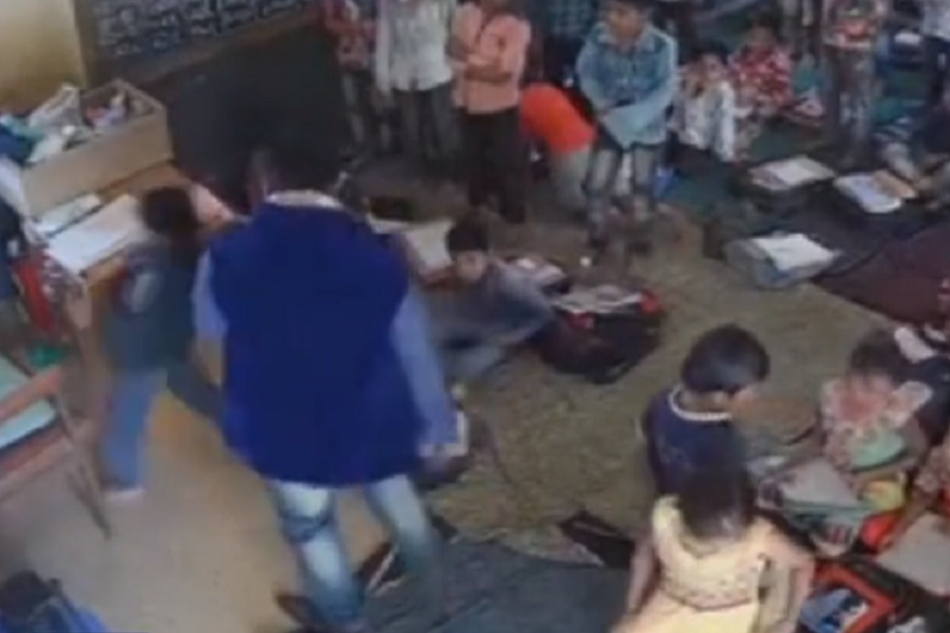 बच्चों को बारी-बारी लात घूंसों से पीटते शिक्षक का VIDEO VIRAL