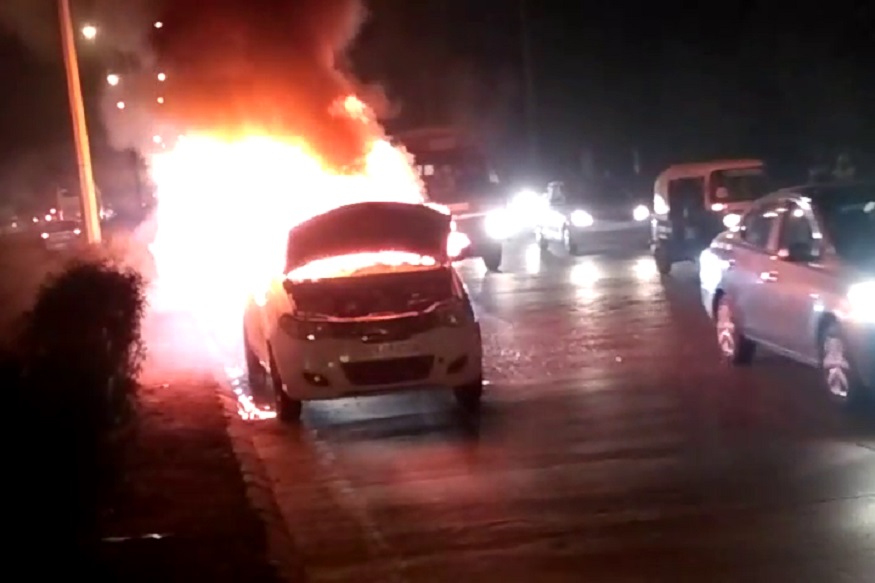 PHOTOS: फरीदाबाद में चलती कार में लगी आग, मां-बेटे ने शीशा तोड़कर बचाई जान