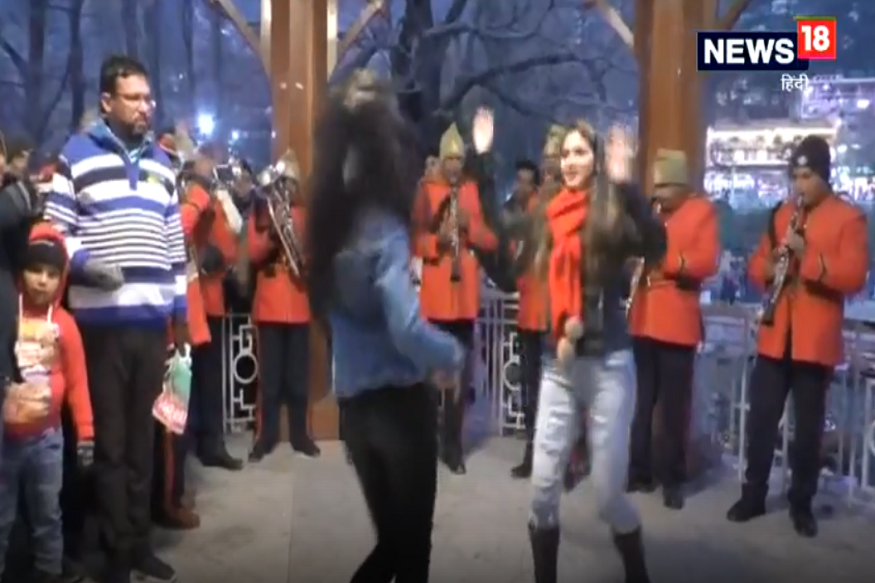 VIDEO: नए साल का काउंटडाउन शुरू, पुलिस बैंड की धुन पर थिरके सैलानी
