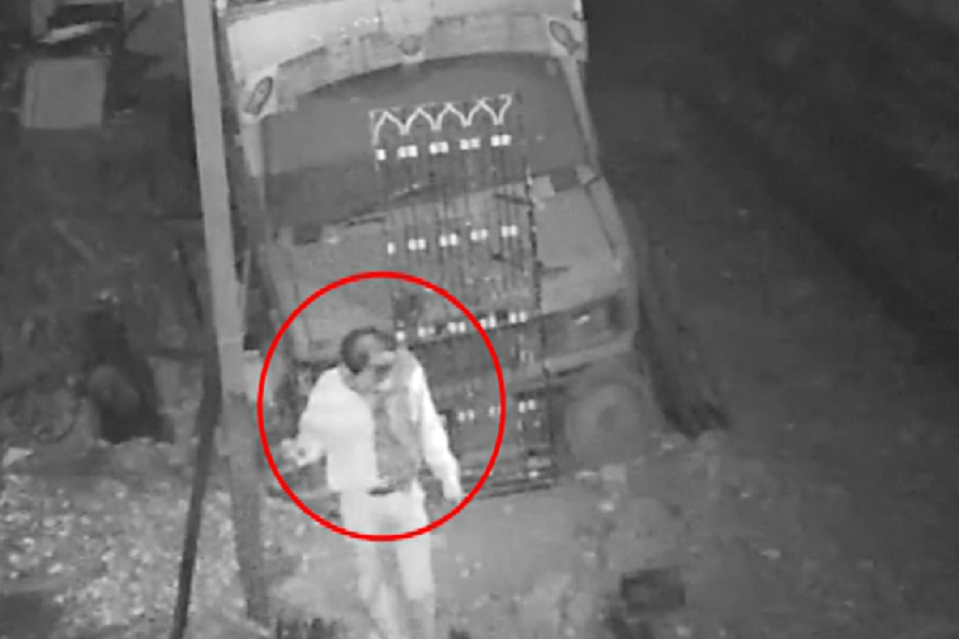 VIDEO : लाखों का चूना लगाने वाले चोर को CCTV ने पकड़ा