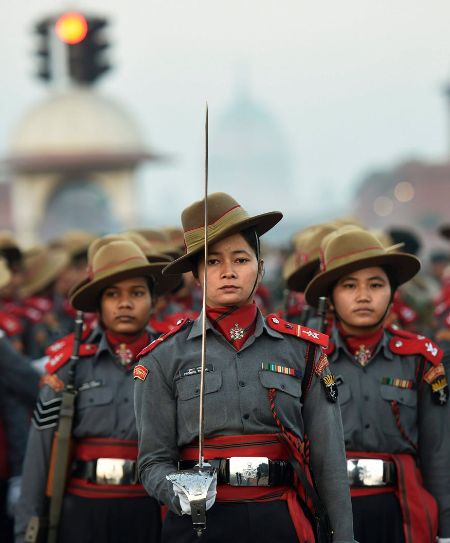 असम राइफल्स टुकड़ी की महिला सैनिकों ने नई दिल्ली में राजपथ पर सुबह तड़के आगामी गणतंत्र दिवस परेड 2019 के लिए रिहर्सल के दौरान मार्च किया. (तस्वीर: पीटीआई/News18) असम राइफल्स टुकड़ी की महिला सैनिकों ने नई दिल्ली में राजपथ पर सुबह तड़के आगामी गणतंत्र दिवस परेड 2019 के लिए रिहर्सल के दौरान मार्च किया. (तस्वीर: पीटीआई/News18)