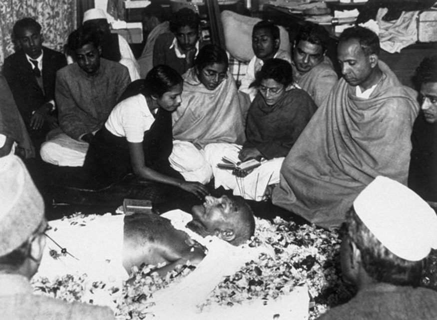  2. à¤à¤¿à¤¤à¤¨à¥ à¤à¥à¤²à¤¿à¤¯à¤¾à¤ à¤²à¤à¥à¤: à¤¸à¥à¤µà¤¾à¤®à¥ à¤¨à¥ à¤°à¥à¤¯à¤à¤°à¥à¤¸, à¤à¤à¤à¥ à¤à¤° à¤¨à¥à¤¯à¥à¤¯à¥à¤°à¥à¤ à¤à¤¾à¤à¤®à¥à¤¸ à¤à¥ à¤«à¥à¤à¥ à¤à¤¾ à¤¹à¤µà¤¾à¤²à¤¾ à¤¦à¥à¤¤à¥ à¤¹à¥à¤ à¤à¤¹à¤¾ à¤¥à¤¾ à¤à¤¿ à¤à¤¨ à¤¤à¤¸à¥à¤µà¥à¤°à¥à¤ à¤®à¥à¤ à¤à¤¾à¤à¤§à¥ à¤à¥ à¤¶à¤°à¥à¤° à¤ªà¤° à¤à¤¾à¤° à¤à¥à¤²à¤¿à¤¯à¥à¤ à¤à¥ à¤¨à¤¿à¤¶à¤¾à¤¨ à¤¹à¥à¤ à¤à¤¬à¤à¤¿ à¤¦à¤°à¥à¤ à¤¦à¤¸à¥à¤¤à¤¾à¤µà¥à¤ à¤®à¥à¤ à¤à¤¾à¤à¤§à¥ à¤à¥ 3 à¤à¥à¤²à¥ à¤¹à¥ à¤à¤¾à¤à¤§à¥ à¤à¥ à¤à¥ à¤à¤¿à¤¸ à¤ªà¤¿à¤¸à¥à¤¤à¥à¤² à¤¸à¥ à¤à¥à¤²à¥ à¤®à¤¾à¤°à¥ à¤à¤¯à¥ à¤à¤¸ à¤ªà¤° à¤­à¥ à¤¸à¥à¤µà¤¾à¤®à¥ à¤¨à¥ à¤¸à¤µà¤¾à¤² à¤à¤ à¤¾à¤¯à¤¾ à¤¹à¥. à¤à¤¨à¥à¤¹à¥à¤à¤¨à¥ à¤²à¤¿à¤à¤¾ à¤¹à¥ à¤à¤¿ à¤à¤¾à¤à¤§à¥ à¤à¥ à¤à¥ à¤à¥à¤¡à¤¸à¥ à¤¨à¥ à¤à¤¿à¤¸ à¤à¤à¤¾à¤²à¤¿à¤¯à¤¨ à¤¬à¤°à¥à¤à¤¾ à¤ªà¤¿à¤¸à¥à¤à¤² à¤¸à¥ à¤à¥à¤²à¥ à¤®à¤¾à¤°à¥ à¤¥à¥, à¤µà¤¹ à¤¸à¤¿à¤°à¥à¤« à¤à¤à¤à¥à¤°à¥à¤ à¤¸à¥à¤¨à¤¿à¤à¥à¤ à¤à¥ à¤à¤ªà¤²à¤¬à¥à¤§ à¤¥à¥. à¤«à¤¿à¤° à¤µà¤¹ à¤à¥à¤¡à¤¸à¥ à¤à¥ à¤ªà¤¾à¤¸ à¤à¥à¤¸à¥ à¤à¤ , à¤à¤¸ à¤¬à¤¾à¤¤ à¤à¥ à¤à¤¾à¤à¤ à¤à¥à¤¯à¥à¤ à¤¨à¤¹à¥à¤ à¤à¤°à¤¾à¤¯à¥ à¤à¤¯à¥.