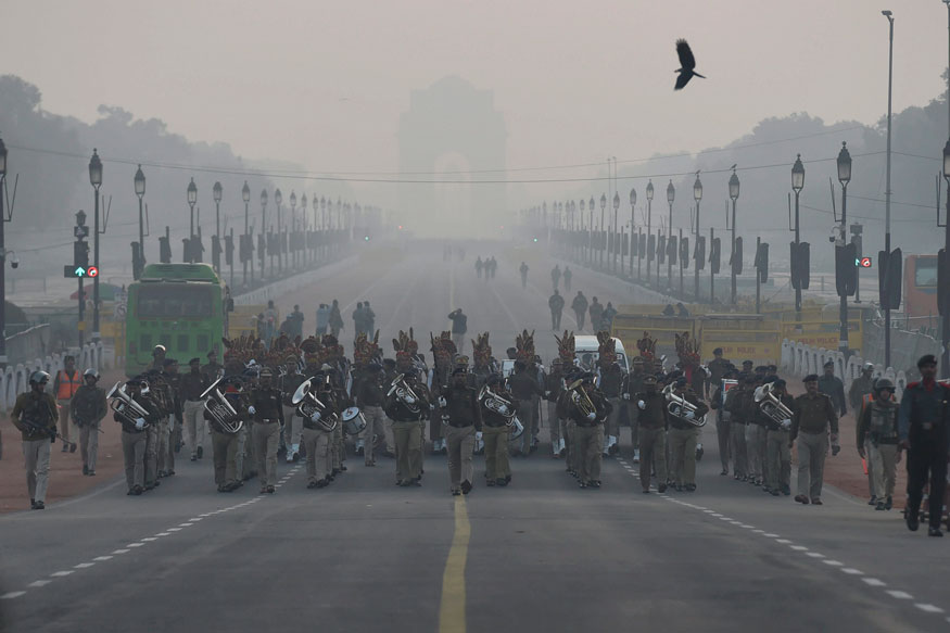नई दिल्ली में राजपथ पर एकदम सुबह आगामी गणतंत्र दिवस परेड 2019 के लिए रिहर्सल के दौरान नौसेना के जवानों ने मार्च किया. (तस्वीर: पीटीआई/News18) नई दिल्ली में राजपथ पर एकदम सुबह आगामी गणतंत्र दिवस परेड 2019 के लिए रिहर्सल के दौरान नौसेना के जवानों ने मार्च किया. (तस्वीर: पीटीआई/News18)
