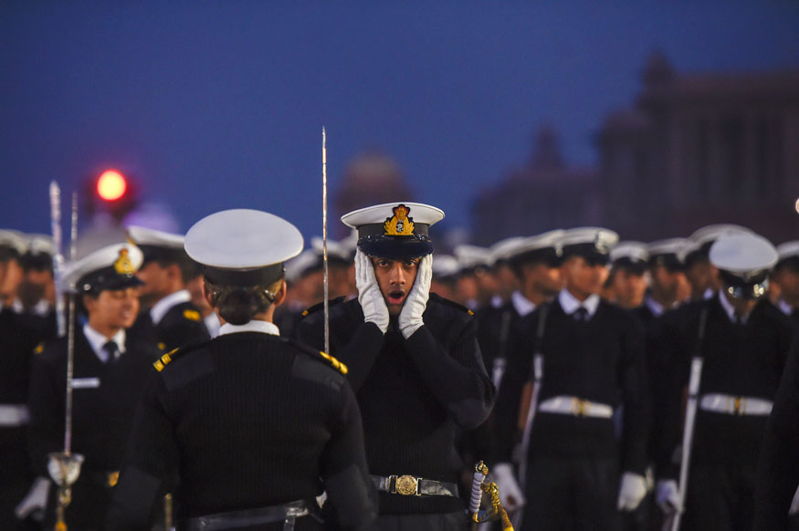 नई दिल्ली में राजपथ पर एक सर्द सुबह आगामी गणतंत्र दिवस परेड 2019 के लिए रिहर्सल के दौरान नौसेना के जवानों ने मार्च किया. (तस्वीर: पीटीआई/News18) नई दिल्ली में राजपथ पर एक सर्द सुबह आगामी गणतंत्र दिवस परेड 2019 के लिए रिहर्सल के दौरान नौसेना के जवानों ने मार्च किया. (तस्वीर: पीटीआई/News18)