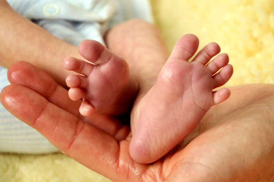 प्रसव के दौरान बच्चे को इतनी जोर से खींचा कि दो हिस्से हो गए, सिर कोख में ही रह गया