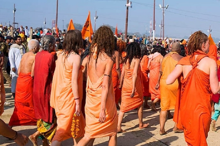  महिला नागा साधुओं को अपने मस्तक पर एक तिलक लगाना होता है. उन्हें एक ही कपड़ा पहनने की अनुमति होती है, जो गेरुए रंग का होता है.