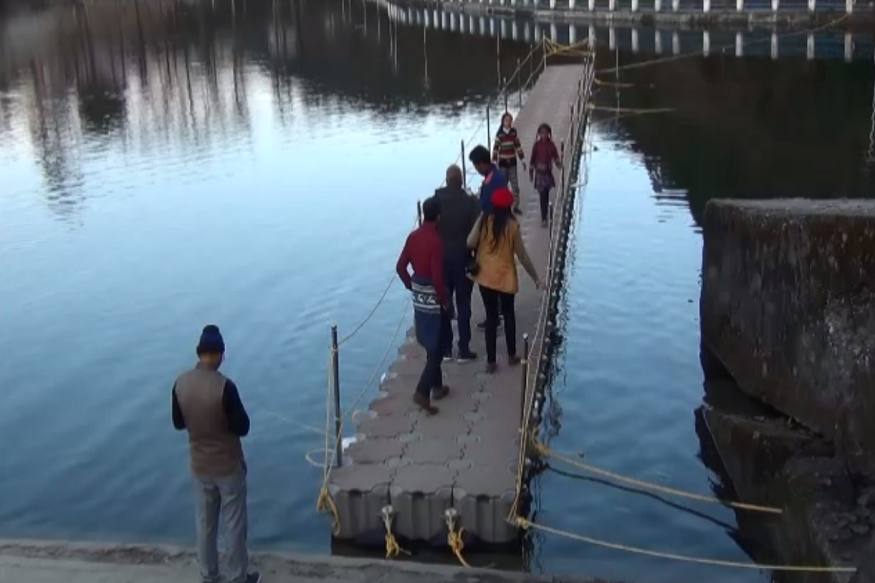 VIDEO: बैजनाथ झील में बने फ्लोटिंग ब्रिज पर खिंचे चले आ रहे हैं सैलानी