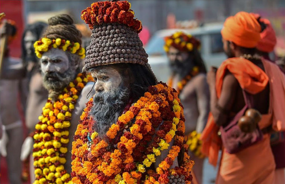 Kumbh 2019: नागा साधुओं के शाही स्नान के साथ हुई कुंभ की शुरुआत , देखिए अद्भुत तस्वीरें!