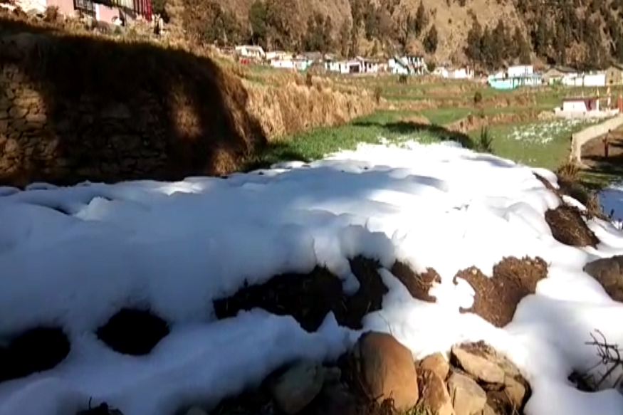 VIDEO: बर्फबारी से जन जीवन अस्त-व्यस्त, मगर किसानों के चेहरे खिले