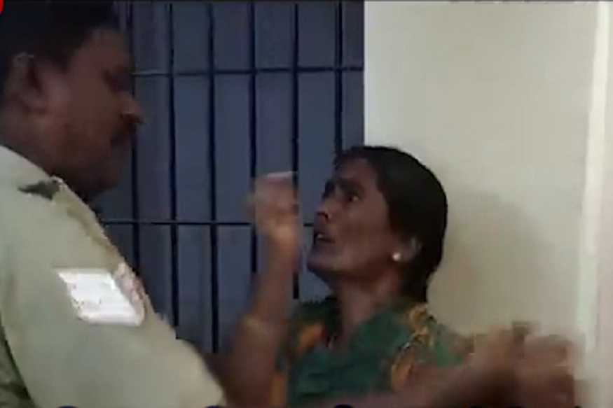 पुलिस की गुंडई का VIDEO VIRAL, फरियादी औरत को ही पीटा!
