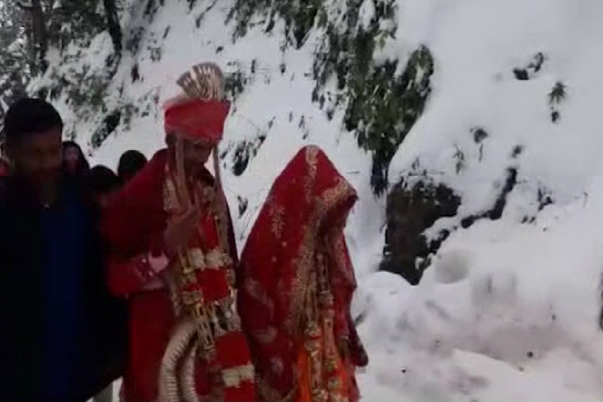 एक विवाह ऐसा भी ! ज़ीरो डिग्री पर 10 किलोमीटर चलकर आई बारात, देखें VIDEO