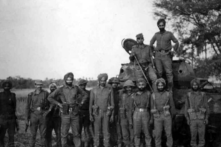  1971 की सूझबूझ भरी सर्जिकल स्ट्राइक- 1971 भारत-पाक युद्ध के समय एक रात अचानक लोंगेवाला में पाकिस्तानी सेना ने भारतीय सेना के 120 जवानों को घेर लिया. इस घटना पर निर्देशक जेपी दत्ता ने बॉर्डर फिल्म बनाई थी. जानकारी के अनुसार तब करीब 2000 सैनिकों और 45 टैंक के साथ पाकिस्तानी सेना ने भारतीय जवानों को घरा था. लेकिन भारत के महज 120 जवानों ने पूरी रात बहादुरी से पाकिस्तानी सेना का मुकाबला किया. लड़ाई के हीरो रहे मेजर कुलदीप सिंह चांदपूरी के अनुसार रात के अंधेरे का फायदा उठाकर भारतीय सेना ने तेज आवाज निकालकर व अन्य तरीकों से दुश्मनों को अपनी सही संख्या का अंदाजा नहीं होने दिया. लेकिन सुबह होते ही यह बहादुरी का किस्सा एक बड़े मातम में बदल गया होता अगर भारतीय वायुसेना मौके पर ना पहुंची होती. अल-सुबह भारतीय वायुसेना ने घटनास्थल पर पहुंचकर दुश्मनों के छक्के छुड़ा दिए. इसमें भारत के दो जवान शहीद हुए, जबकि 200 से ज्यादा पाकिस्तानी सैनिक मारे गए.