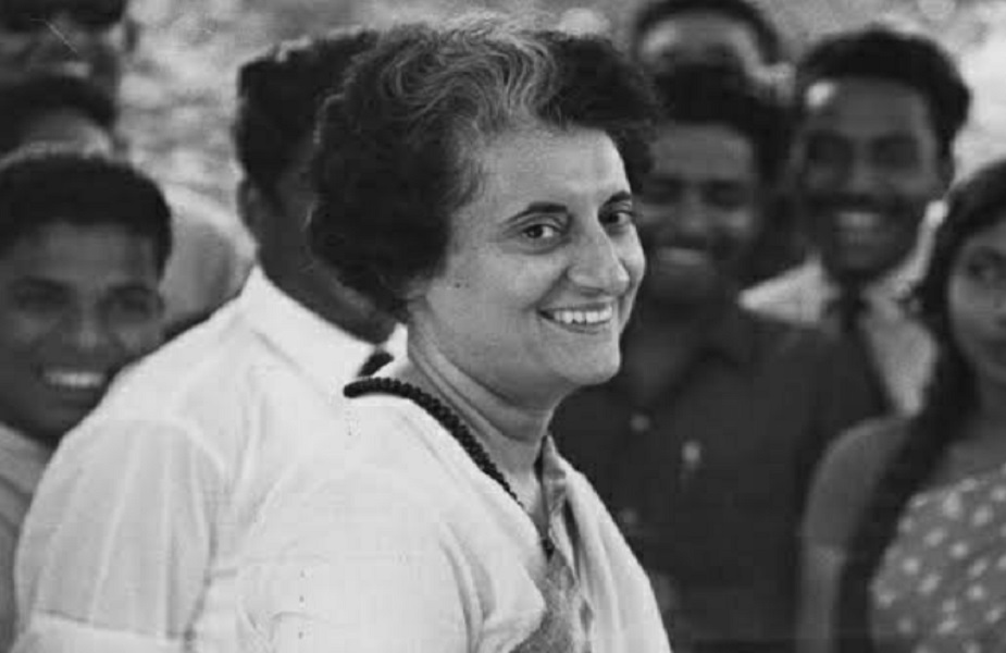  राजनीतिक जीवन- कमलनाथ ने राजनीति में कदम 1980 में रखा जब इंदिरा गांधी ने उन्‍हें लोकसभा का चुनाव लड़ने के लिए छिंदवाड़ा भेजा. इंदिरा गांधी उन्हें अपना 'तीसरा बेटा' मानती थीं.