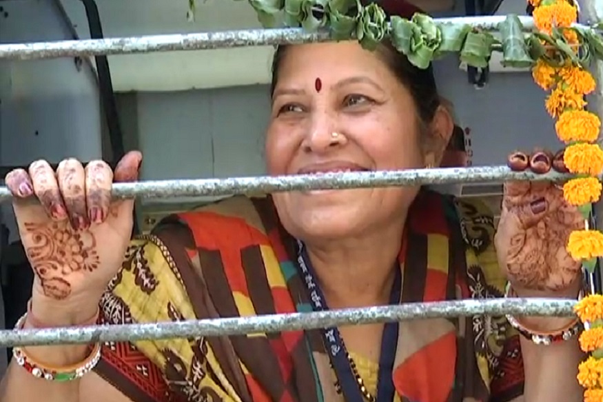 PHOTOS: बुजुर्ग यात्रियों को लेकर चल पड़ी सीएम कमलनाथ की कुंभ स्पेशल ट्रेन